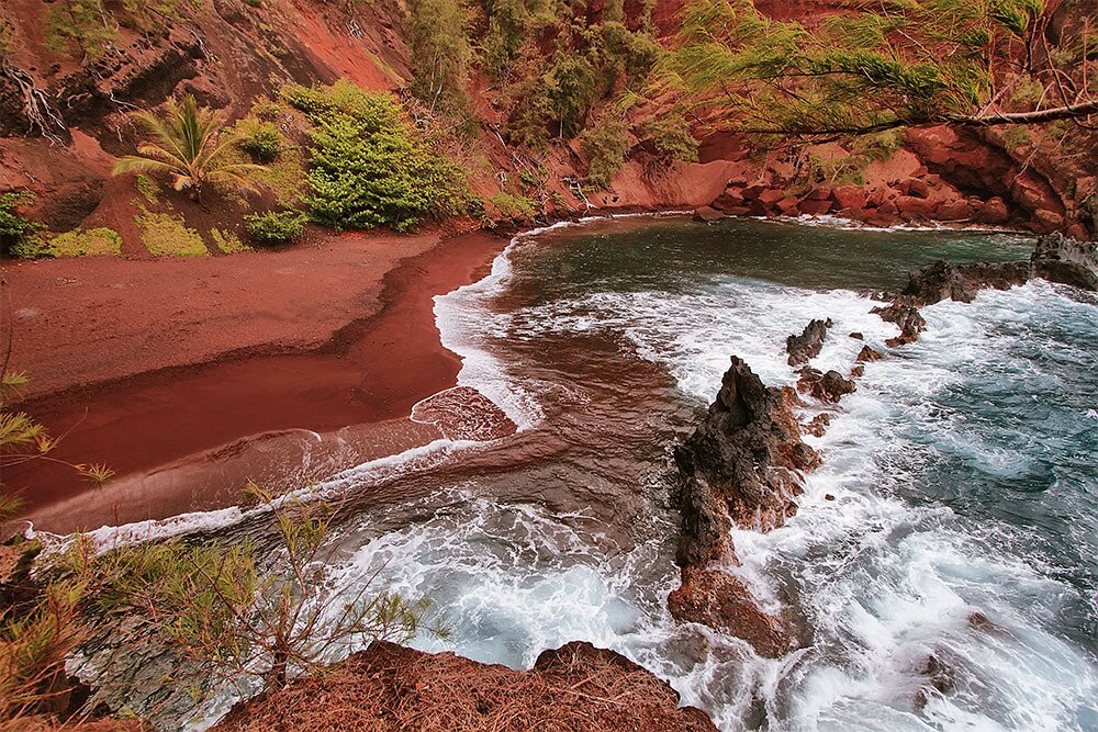 Пляж красного песка Кайхалулу (Гавайские острова)