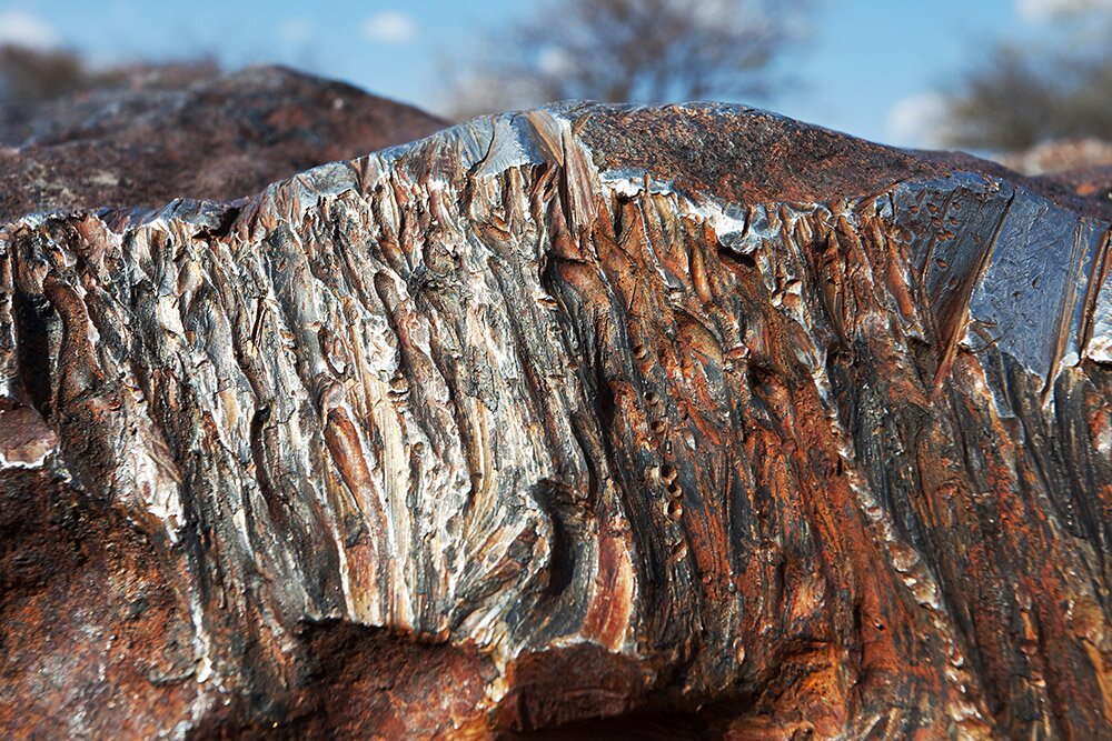 Следы вандализма на поверхности метеорита Хоба (Намибия)
