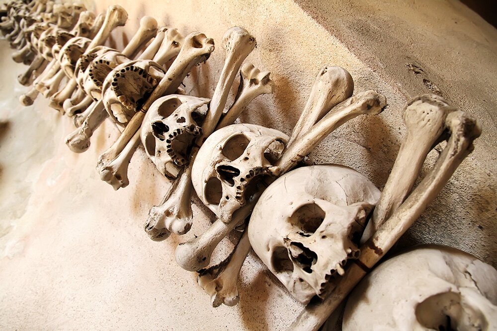 Деталь оформления костехранилища в кладбищенской церкви Всех Святых в чешском городе Кутна-Гора