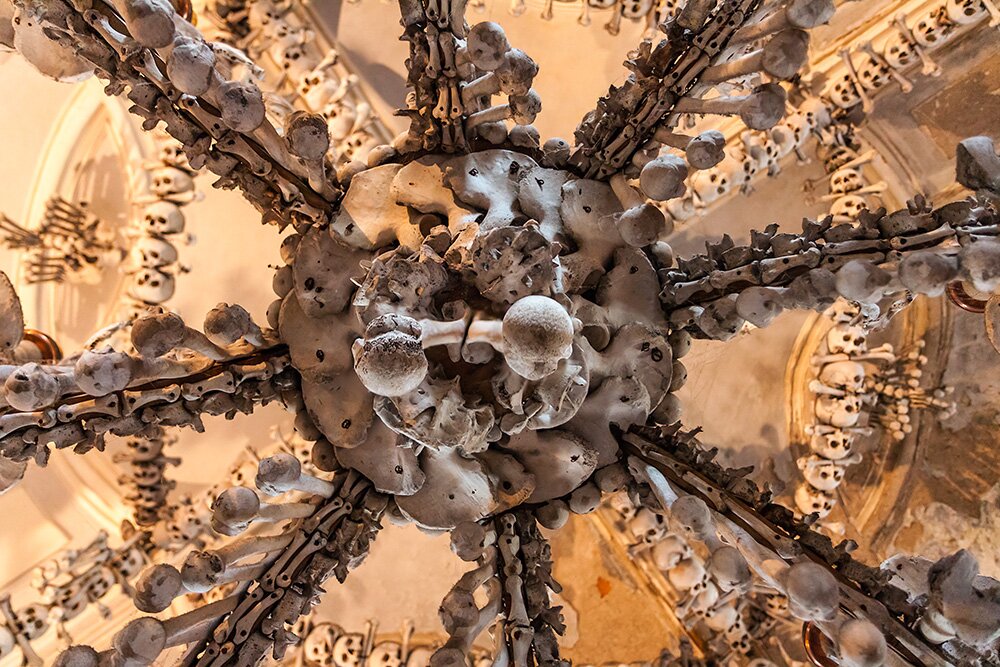 Деталь люстры из человеческих костей в костнице кладбищенской церкви Всех Святых (Кутна-Гора, Чехия)