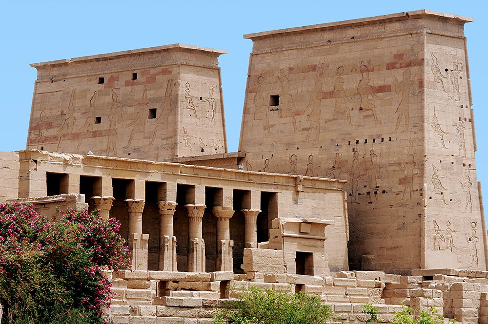 Первый пилон храма Исиды на острове Филэ (Египет)