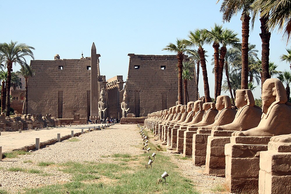 Статуи сфинксов у пилона Луксорского храма Амона (Египет)