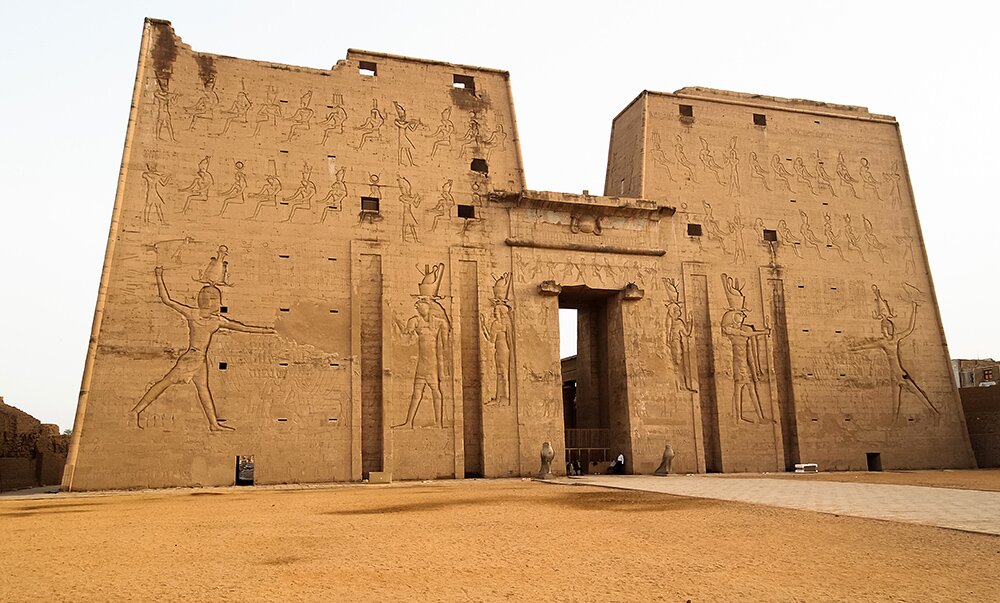 Пилон храма Хора в Эдфу (Египет)