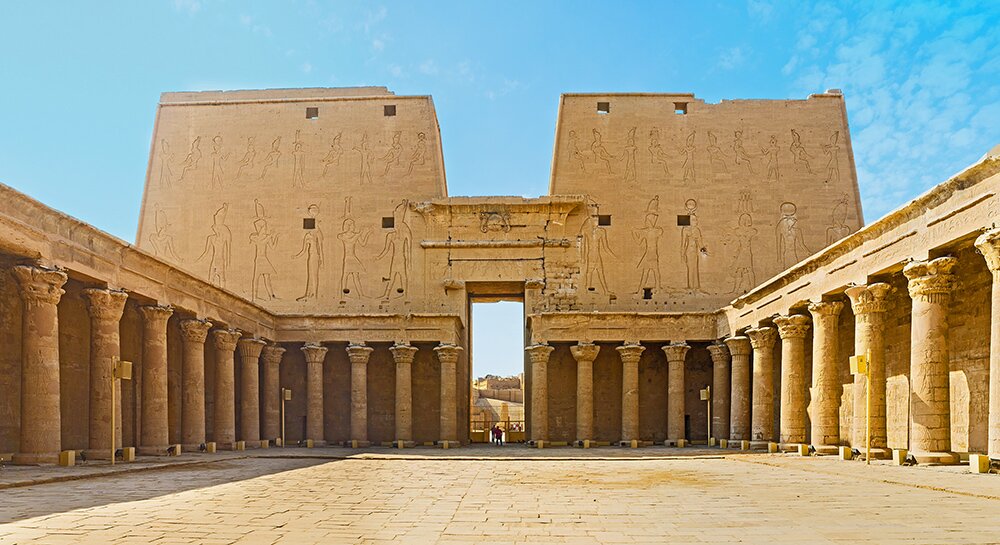 Перистильный храмовый двор в храме Хора в Эдфу (Египет)