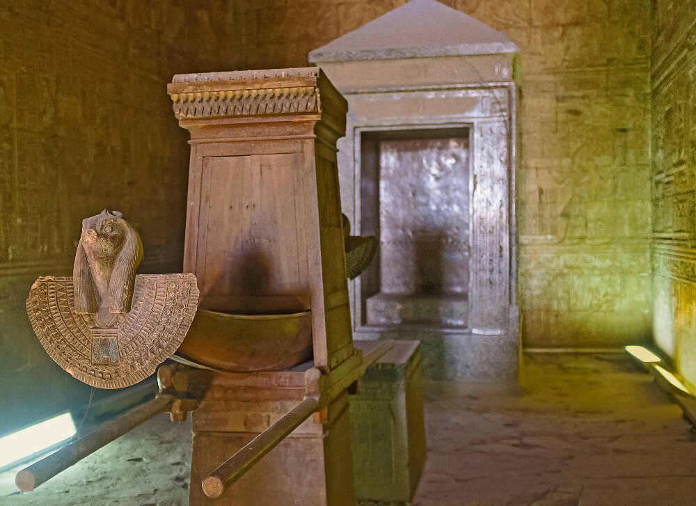 Наос и паланкин в святилище храма Хора в Эдфу (Египет)