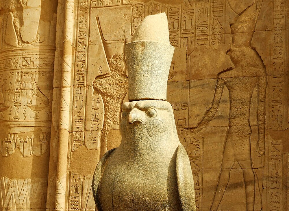 Гранитная скульптура сокола в храме Хора в Эдфу (Египет)