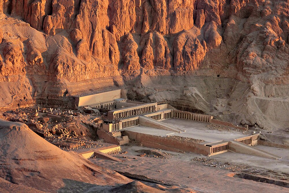 Поминальные храмы Ментухотепа II и царицы Хатшепсут в Дейр-эль-Бахри
